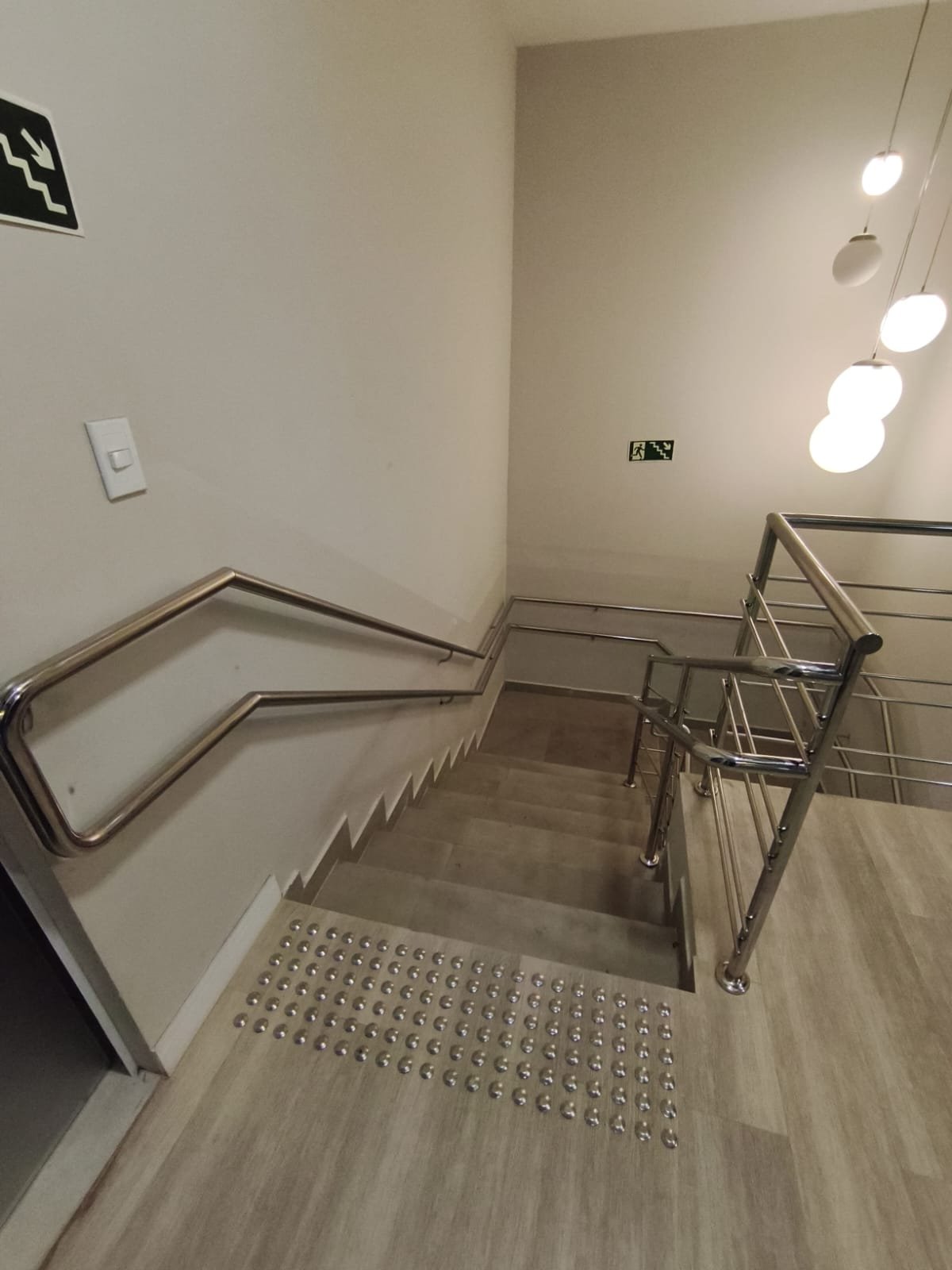 Oficina de serralheria com faíscas de solda